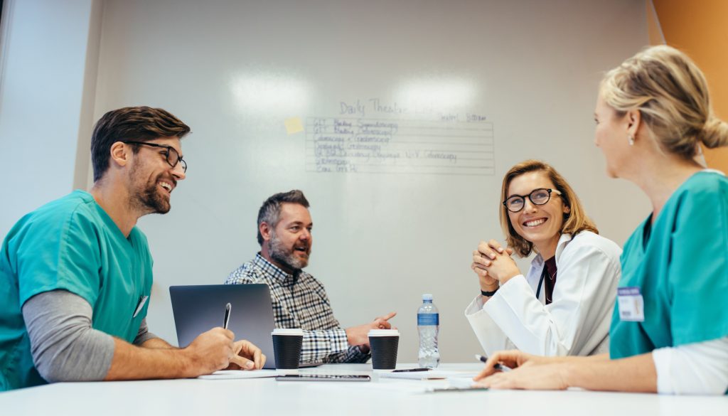 Professionnels de santés qui discutent autour d'une table